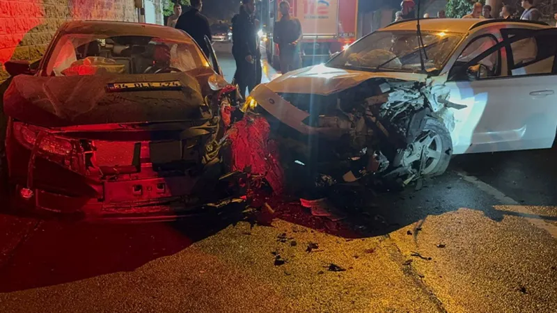 2 otomobil kafa kafaya çarpıştı: 6 yaralı