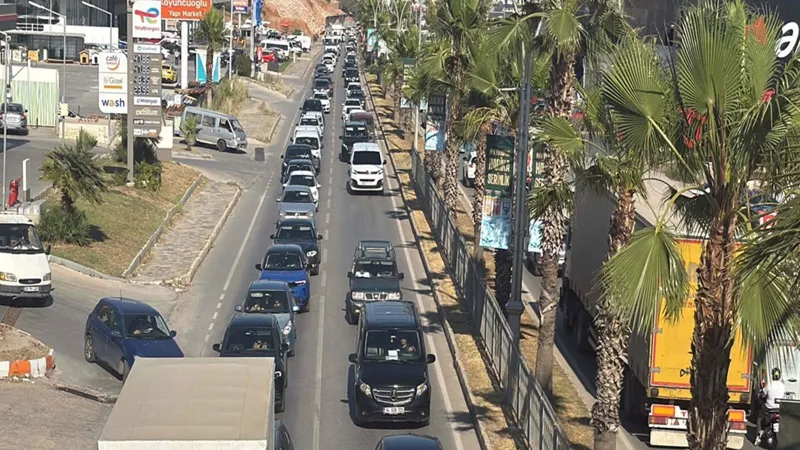 Bodrum'da Trafik Felç! 24 Saatte 50 Bin Araç Akını Şoke Etti