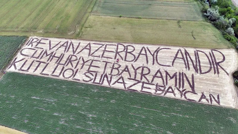 Azerbaycan'ın bağımsızlık gününü tarlasına yazdığı yazıyla kutladı