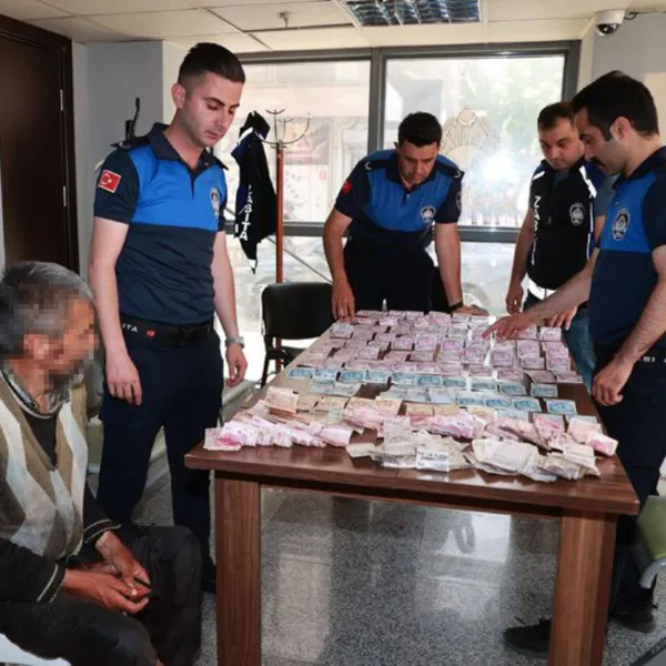 Dilenciden çıkan parayı 4 zabıta saydı! İşte çıkan para!