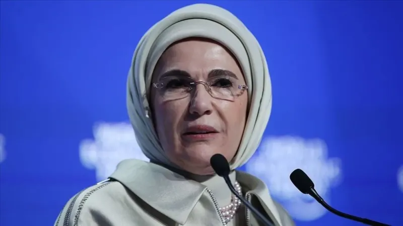 Emine Erdoğan, karne alacak öğrencileri kutladı