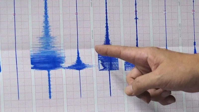 Endonezya'da 5,7 büyüklüğünde deprem