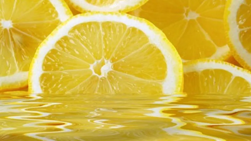 Ev Yapımı Buz Gibi Limonata: Ferahlamanın En Lezzetli Yolu!