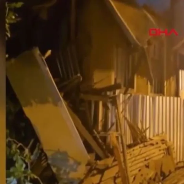 Fatih'te ahşap bina çöktü