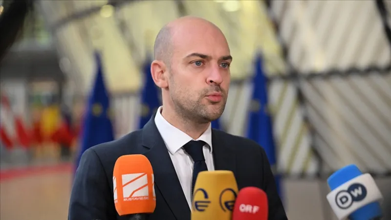 Fransa Dışişleri Bakanı, İran'da güç kullanarak rejim değişikliği gitmenin tehlikeli olacağını söyledi