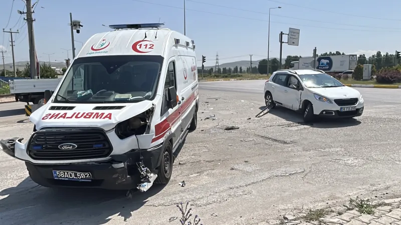 Ambulans Kaza Yaptı! Sivas'ta Feci Kaza: 5 Yaralı!