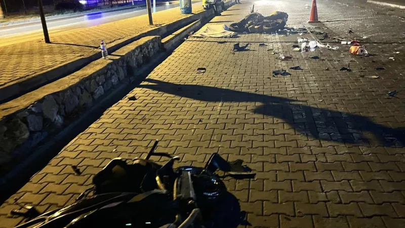 İki motosikletli kafa kafaya çarpıştı; sürücüler hayatını kaybetti