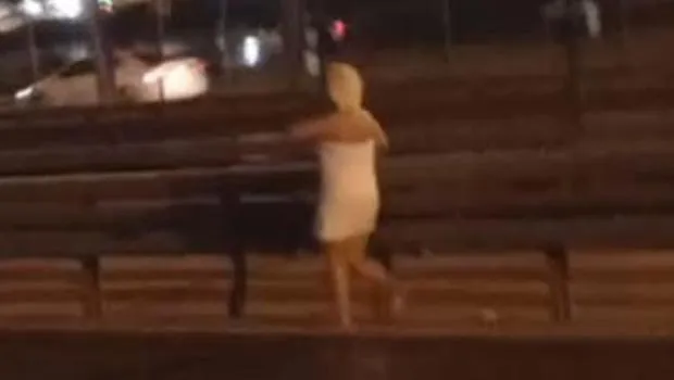 Havlulu Kadın İstanbul E-5'i Felç Etti! Şok Gözaltı!
