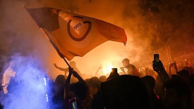 İstanbul'da Trafik Alarmı! Galatasaray Kutlaması Yüzünden Yollar Kapanıyor!