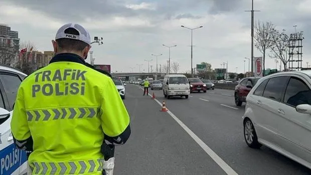 İstanbul'da Hangi Yollar Kapalı? Galatasaray Kutlaması Trafiği Felç Edecek!