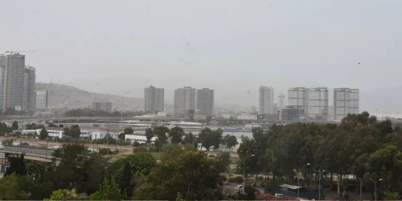 İzmir'de toz taşınımı: Hava kalitesi düştü, görüş mesafesi azaldı!