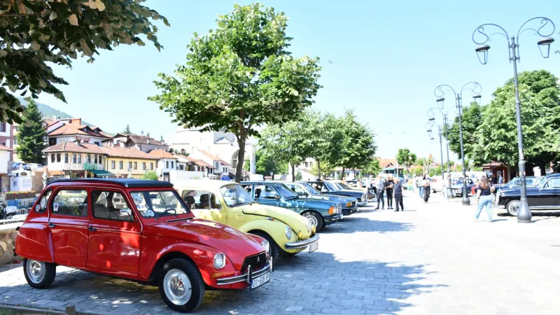 Klasik otomobil tutkunları Kosova'nın Prizren şehrinde buluştu