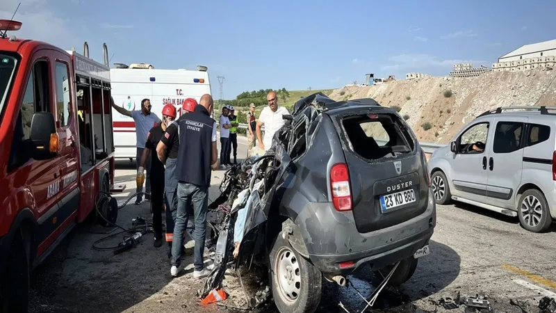 Kontrolden çıkan tır ile otomobil çarpıştı: Ölü ve yaralılar var