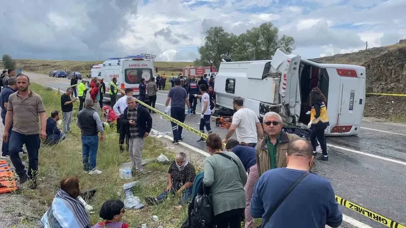 Midibüs şarampole devrildi! Çok sayıda ölü ve yaralı var