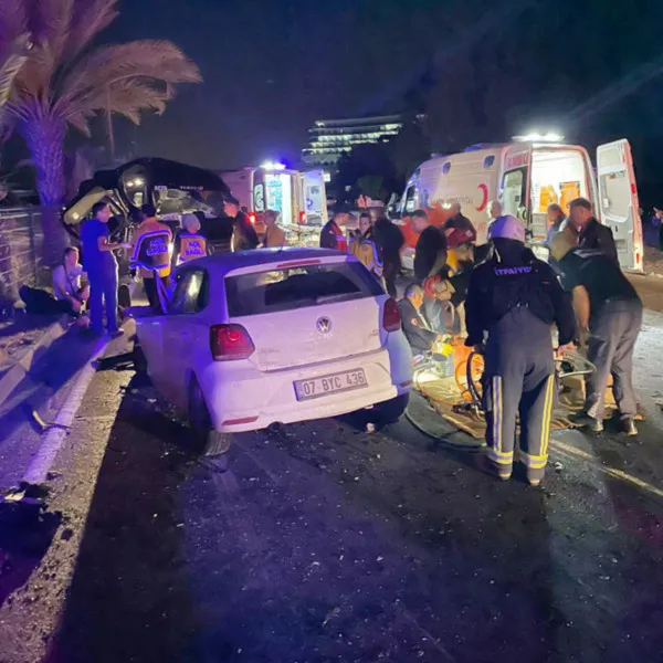 Alanya'da Feci Kaza: Turist Minibüsü Faciası! 2 Ölü, 7 Yaralı