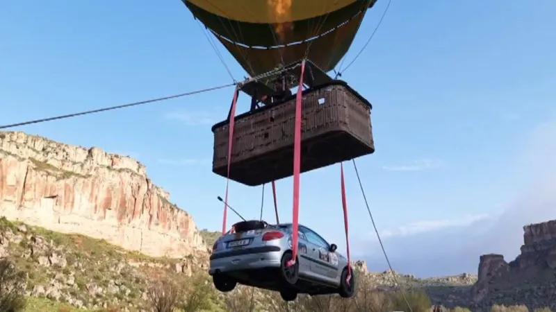 Rallicilerden İnanılmaz Şov! Otomobili Balonla Uçurdular