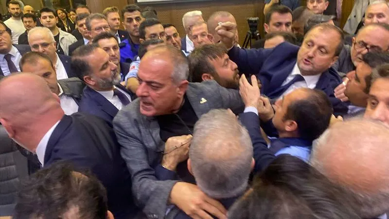 Bursa Meclisi Karıştı! AKP'liler CHP'li Başkana Saldırdı İddiası