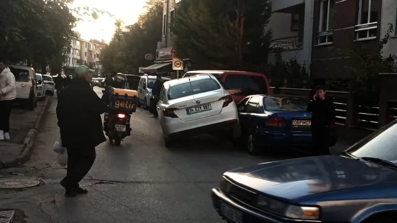 Esenyurt'ta Şok Kaza! Kontrolden Çıkan Araç Park Halindeki Araçları Ezdi!