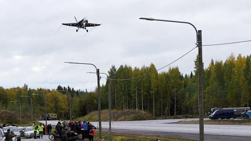 Finlandiya'da Savaş Uçağı Düştü! Pilot Kurtuldu Mu?