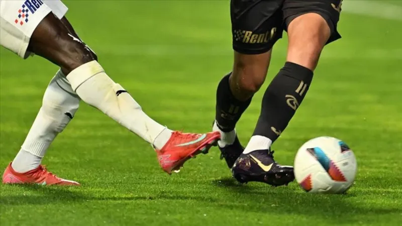 Derbi Saati Şoku! Galatasaray ve Fenerbahçe Aynı Anda mı Sahada?