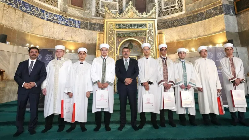 Milli Eğitim Bakanı Tekin, hutbe okuma yarışması finalinde hatiplerle bir araya geldi