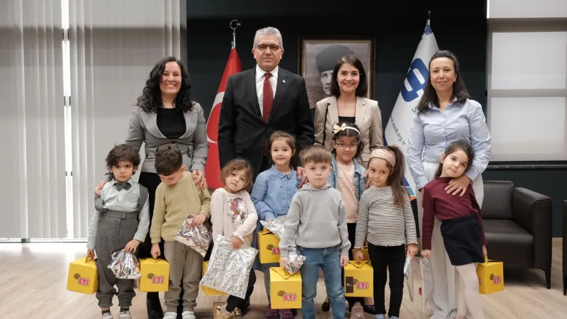 Eskişehir'de minikler Başkan Küpeli'yi bayramda neşelendirdi