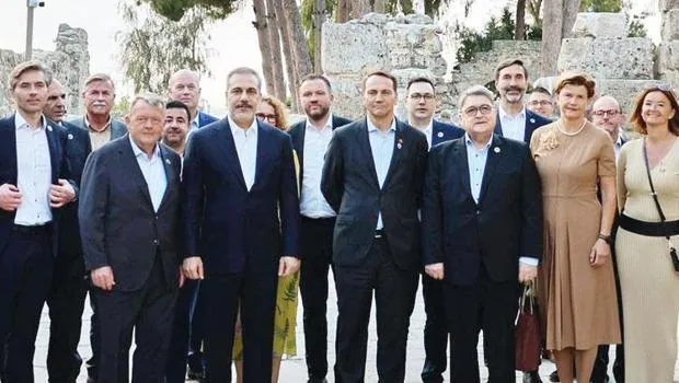 NATO Antalya'da: Kritik Zirvede Hangi Kararlar Alınacak?