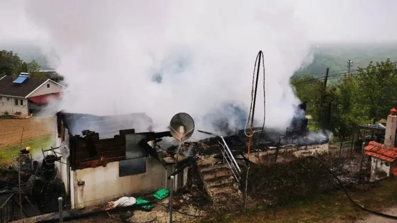 Sinop'ta Korkunç Yangın! Ahşap Ev Kül Oldu