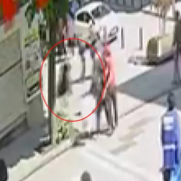 Yolda yürürken kafasına taş yağdı!