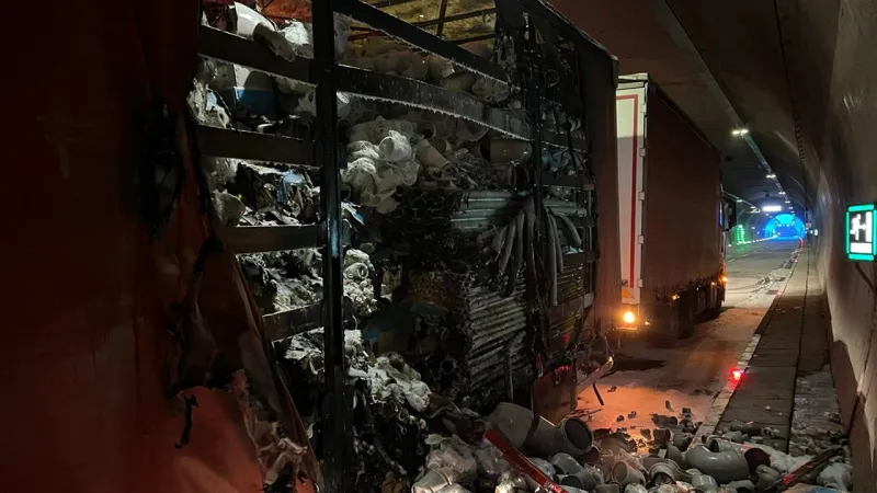Zigana Tüneli'nde Korkutan Yangın! Tır Alevlere Teslim Oldu