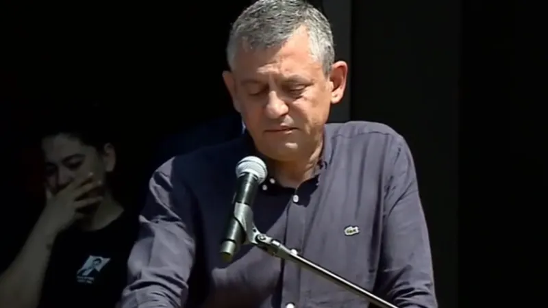 Özgür Özel'den Zeyrek'e Veda: "Yükümüz Şimdi Her Şeyden Ağır!"