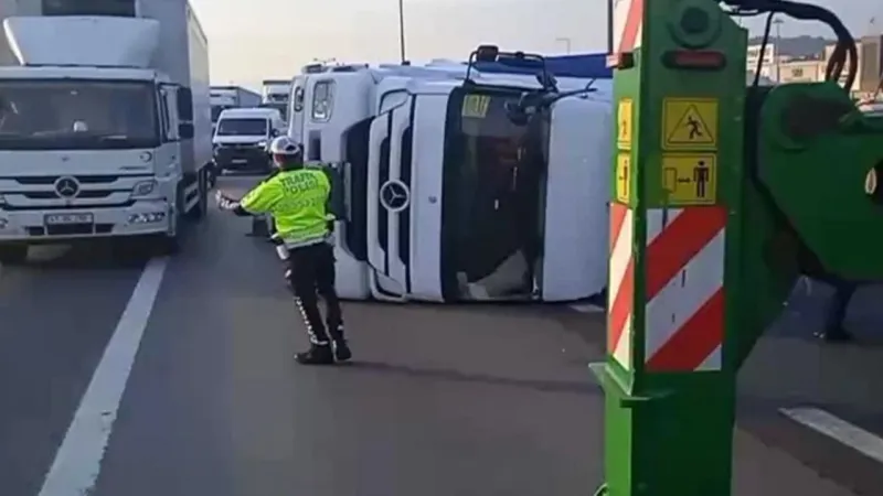 TEM'de Tır Kabusu! Kurtköy'de Devrilen Tır Trafiği Felç Etti