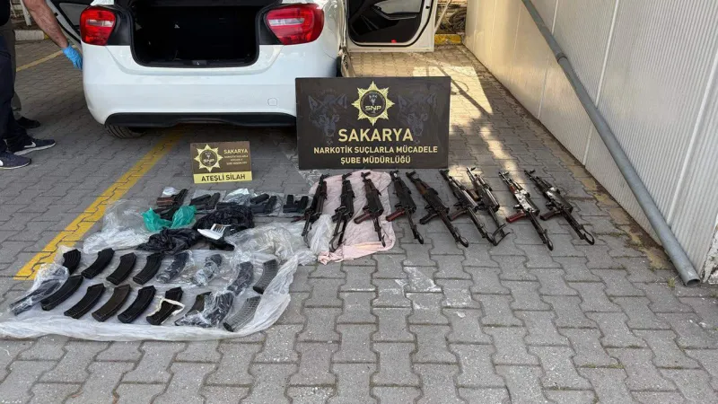 Polis memurunun aracından cephanelik çıktı