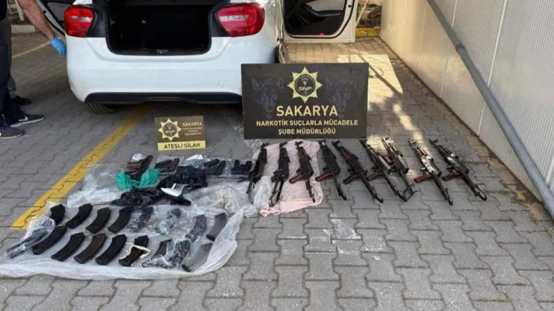 Polis memurunun kiraladığı otomobilden kaleşnikoflar çıktı