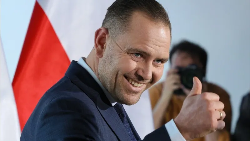 Polonya'da yeni seçilen muhalif aday ve tarihçi Karol Nawrocki hakkında öne çıkanlar