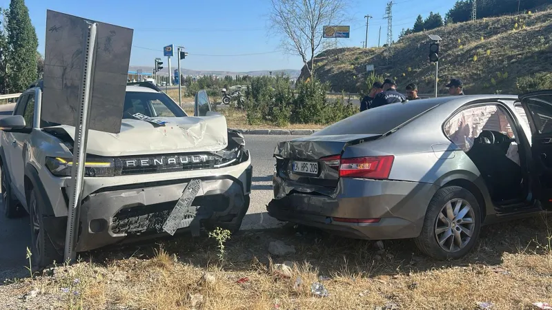 Sivas'ta Feci Kaza! İki Araç Çarpıştı: 5 Yaralı