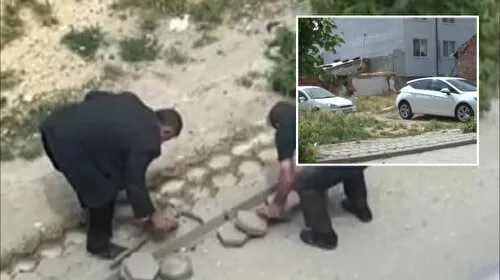 Sokaktaki kaldırım taşlarını söken adam görüntüler yayılınca çaldıklarını yerine koydu