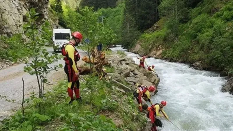 Trabzon'da 6 gün önce dereye düşen çocuğun cansız bedenine ulaşıldı
